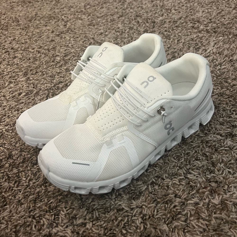 On cloud womens sneakers- size 9.5
